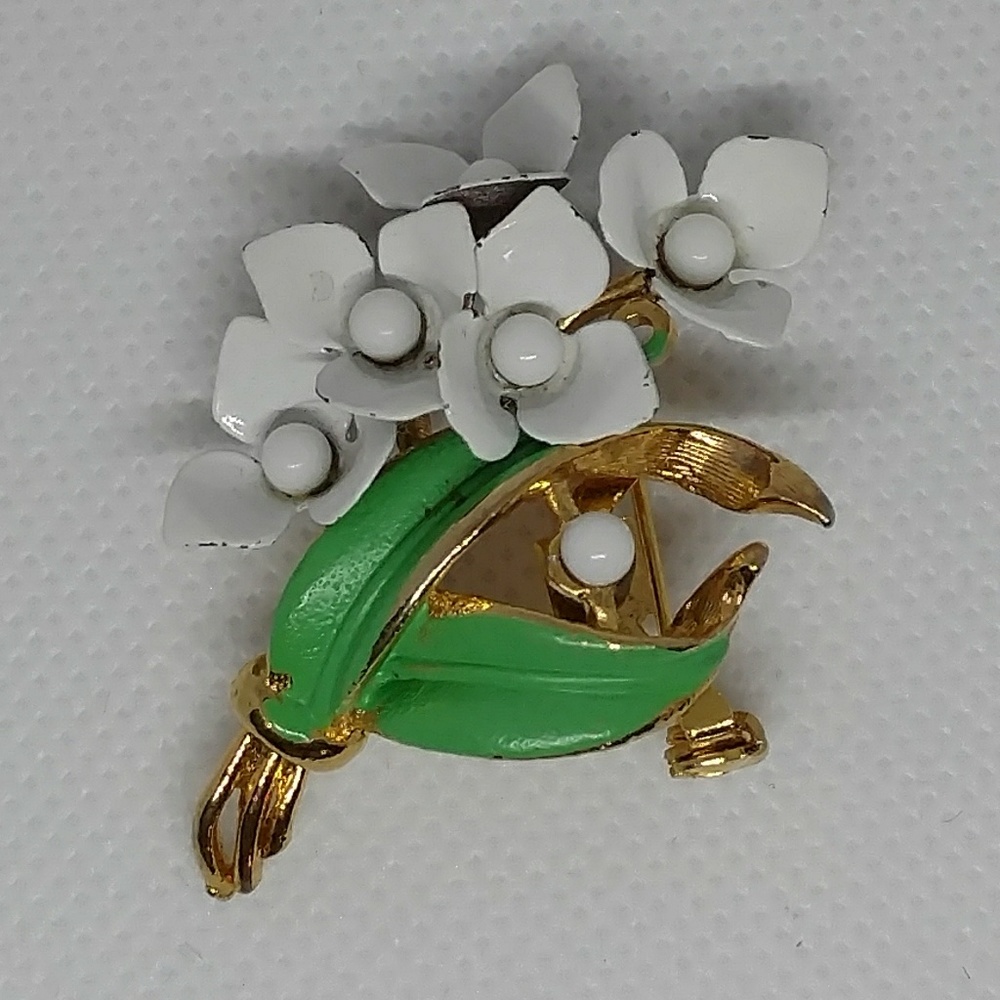 Darling vintage floral brooch white flowers - Picture 4 of 7